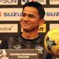 Pelatih Thailand, Kiatisuk Senamuang saat memberi keterangan jelang laga final pertama melawan Indonesia di Hotel Aston, Bogor, Selasa (13/12). Indonesia akan melakoni laga melawan Thailand di Stadion Pakansari (14/12). (Liputan6.com/Helmi Fithriansyah)