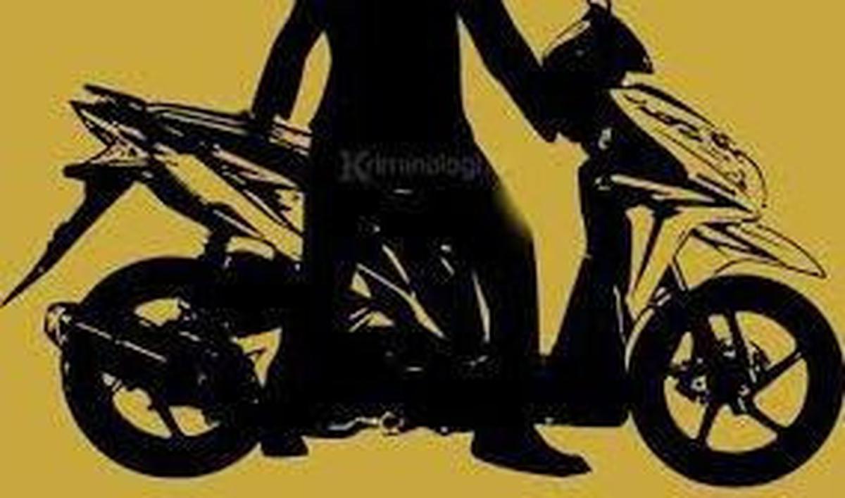 Pelaku sempat diwawancarai oleh Kapolsek Tambora Kompol Putra Pratama tentang cara membobol kunci motor terlebih membantah anggapan bahwa kunci setang ke kanan lebih sulit dibobol.