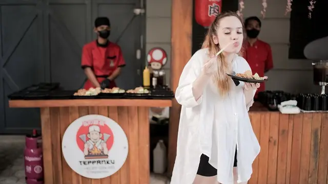 Potret Putri Anne Tanpa Hijab Bareng Arya Saloka