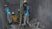 Proses evakuasi korban robohnya tangga darurat apartemen di Bekasi. (Liputan6.com/Fernando Purba)