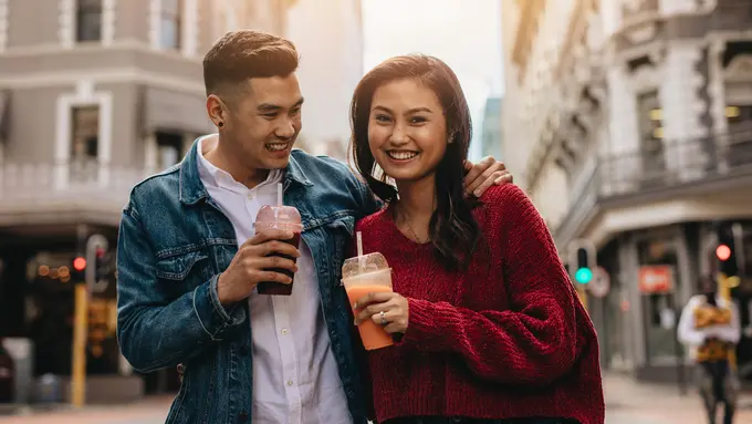 perempuan dan pasangan yang seumuran
