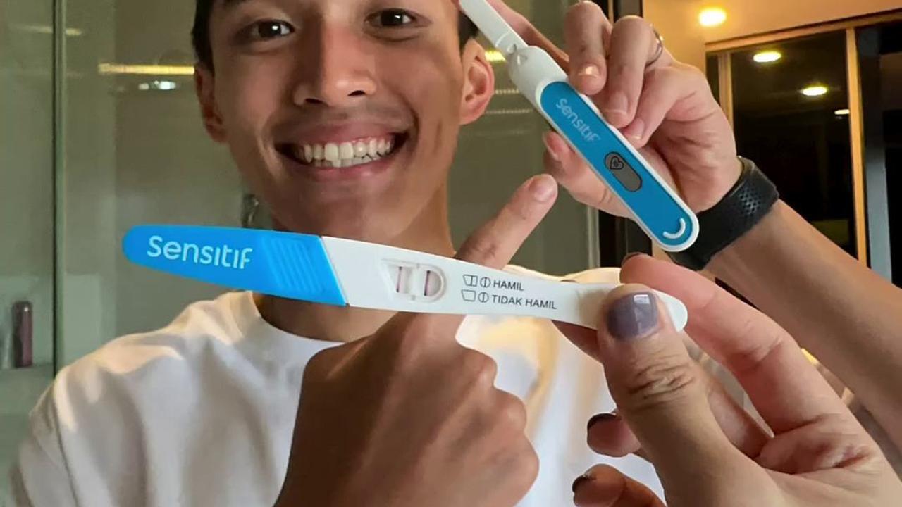 Pasangan ini terlihat sangat bahagia dalam momen pengumuman kehamilan.
