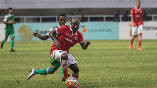 Striker Persija Jakarta, Emmanuel Kenmogne, berusaha melewati gelandang PS TNI, Pandi Lestaluhu