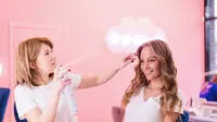 8 Fungsi Tersembunyi Hairspray Selain untuk Menata Rambut, Tak Terduga