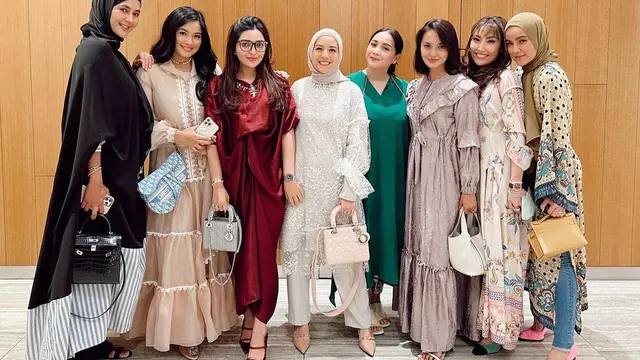 Titi Kamal, Nagita Slavina, Ayu Dewi hingga Wulan Guritno terlihat kompak dalam acara buka puasa bersama (Foto: Instagram @ollaramlan)