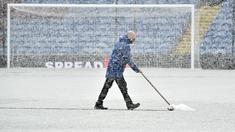 Pertandingan antara Burnley melawan Tottenham seharusnya digelar di Turf Moor, Minggu (28/11) pukul 21.00 WIB, namun hujan salju menutupi permukaan lapangan. (AP Photo/Rui Vieira)