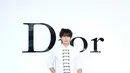 Mingyu tampil memikat bak pangeran dengan tampilan all white. Memadukan kemeja putih beraksen pita yang charming dan celana yang serasi. [Dior]