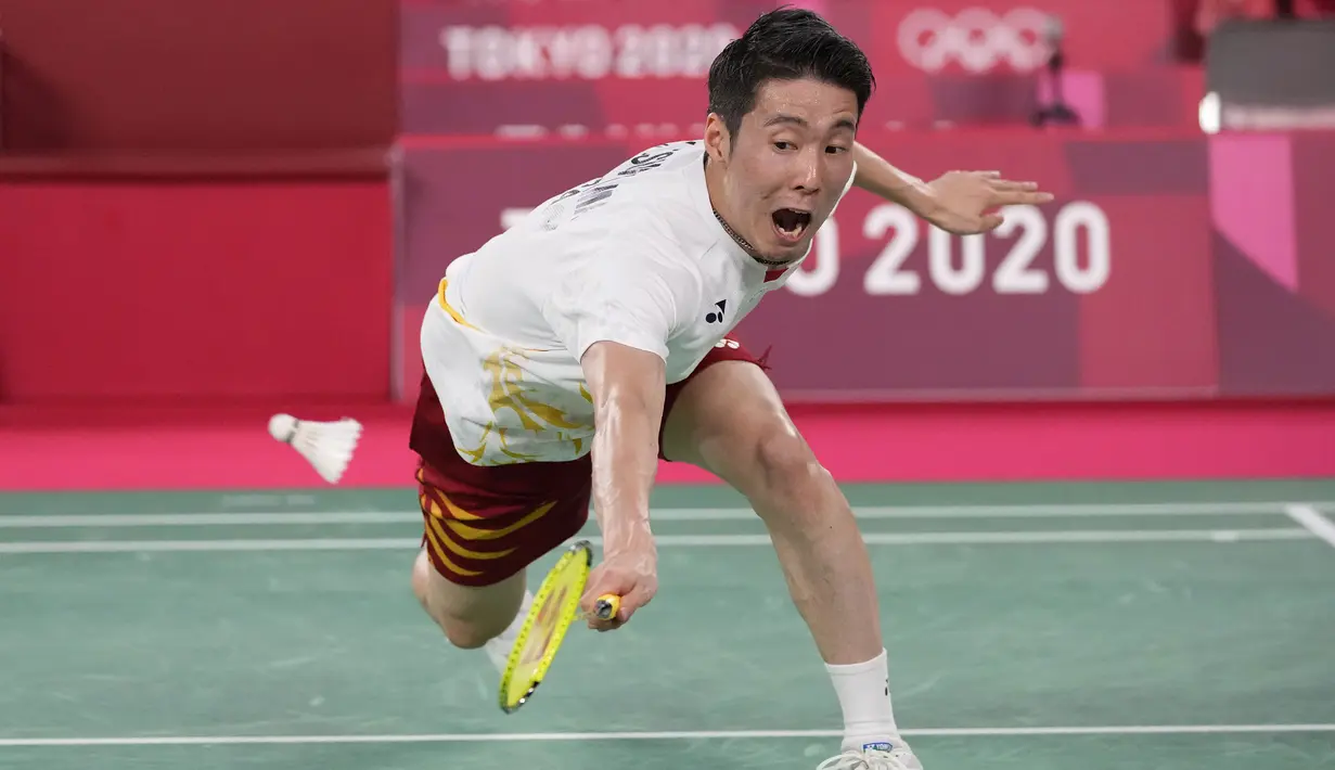 Awal gim kedua permainan sedikit berubah. Tsuneyama beberapa kali terlihat harus pontang-panting membendung serangan dari Ginting. Dirinya tertinggal jauh 4-11 hingga interval gim kedua. (Foto: AP/Dita Alangkara)