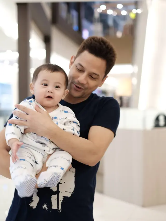 Jarang Terekspos, Ini 6 Momen Manis Lucky Perdana dan Buah Hati