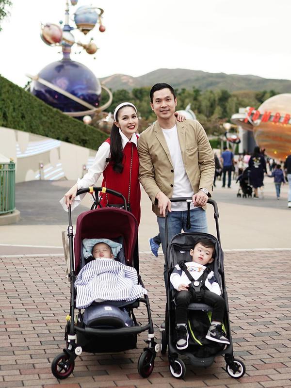 Liburan keluarga Sandra Dewi ke Disneyland Hong kong (Sumber: Instagram/sandradewi88)