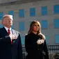 Presiden AS Donald Trump dan Ibu Negara, Melania Trump mengheningkan cipta untuk korban serangan 11 September 2001 dalam acara peringatan di Pentagon, Senin (11/9). Trump untuk pertama kalinya sebagai Presiden memimpin peringatan 9/11. (AP/Evan Vucci)