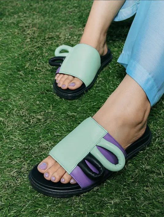 MKS Shoes menghadirkan koleksi platform sandal dengan detail yang catchy dengan strap unik nan edgy dengan berbagai pilihan warna. Pilihannya sangat beragam, sempurna gaya penuh aksi pada tampilan. [Foto: Instagram/ @mksshoes]