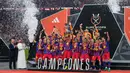 Para pemain Barcelona mengangkat trofi juara Piala Super Spanyol 2026 setelah mengalahkan Real Madrid dengan skor 3-2 dalam laga final yang berlangsung di King Abdullah Stadium, Jeddah, Arab Saudi, Minggu (11/01/2026) waktu setempat. (AP Photo/Altaf Qadri)