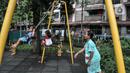 Warga mendampingi anaknya saat bermain di Ruang Publik Terpadu Ramah Anak (RPTRA) Benhil 2, Bendungan Hilir, Jakarta, Rabu (14/9/2022). Pemerintah Provinsi DKI Jakarta gencar membangun ruang publik di Ibu kota guna meningkatkan interaksi antarwarga dan sebagai destinasi hiburan alternatif. (merdeka.com/Iqbal S. Nugroho)