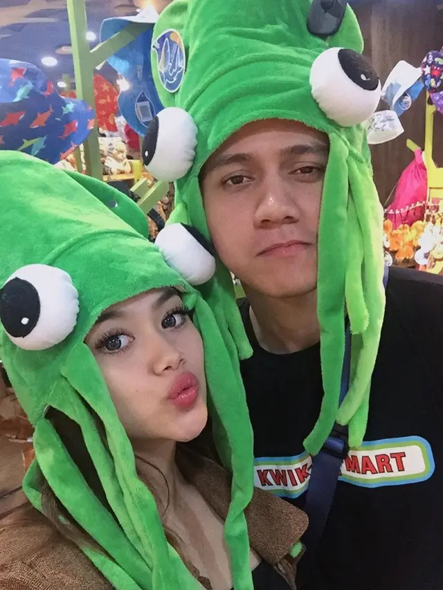Jarang Terekspos, Ini 6 Momen Manis Reza Alisyahbana 'Cinta Karena Cinta' dan Kekasih