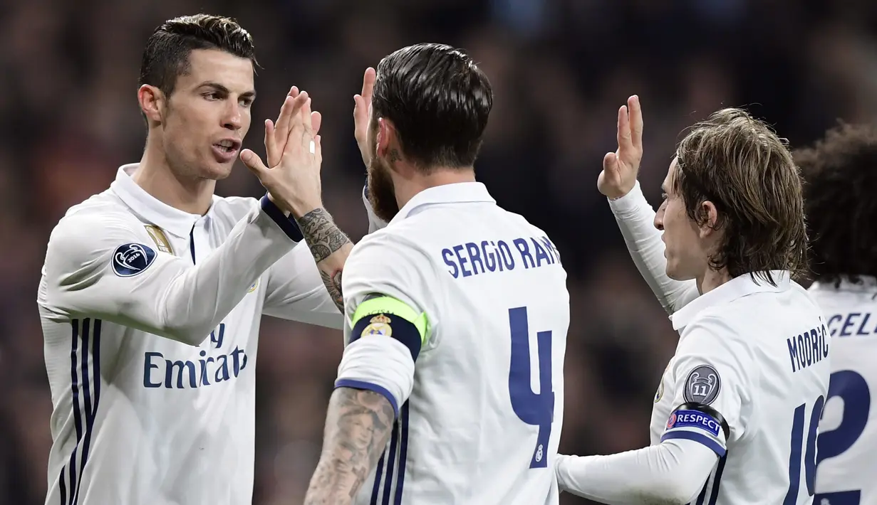 Cristiano Ronaldo dan para pemain Real Madrid merayakan gol saat melawan Napoli pada laga 16 besar Liga Champions di Santiago Bernabeu stadium, Madrid (15/2/2017). Madrid menang 3-1. (AFP/Javier Soriano)