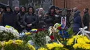 Keluarga dan teman menghadiri pemakaman Sersan Kostiv Andrew (37) yang tewas dalam perang dengan Rusia di pemakaman Lychakiv, Lviv, Ukraina, Selasa (5/4/2022). (AP Photo/Nariman El-Mofty)