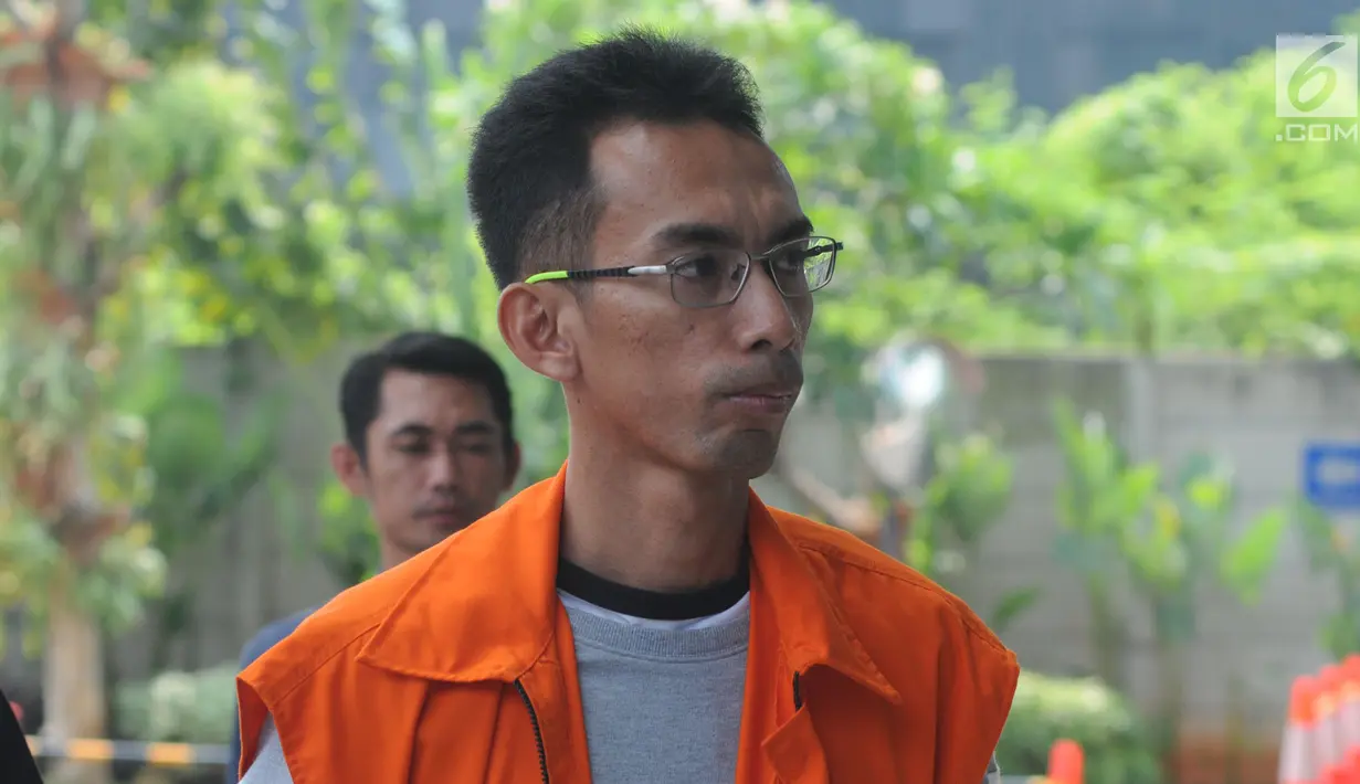 Mantan Kepala Seksi Intelejen dan Penindakan Kantor Imigrasi Kelas I Mataram Yusriansyah Fazrin akan menjalani pemeriksaan lanjutan di Gedung KPK, Jakarta, Senin (15/7/2019). Fazrin diperiksa sebagai saksi tersangka Kepala Kantor Imigrasi Klas I Mataram nonaktif Kurniadie. (merdeka.com/Dwi Narwoko)