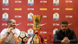 Pelatih AC Milan Gennaro Gattuso dan Leonardo Bonucci saat konferensi pers di stadion Olimpico di Roma, Italia, (8/5). I Rossoneri belum pernah menjuarai Coppa Italia sejak 2003. (AP Photo/Maurizio Brambatti)