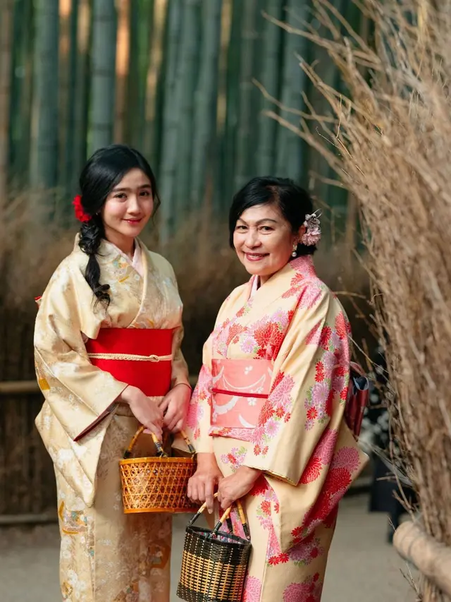 Pakai Kimono, Ini 6 Potret Kompak Febby Rastanty Bereng Keluarga di Jepang