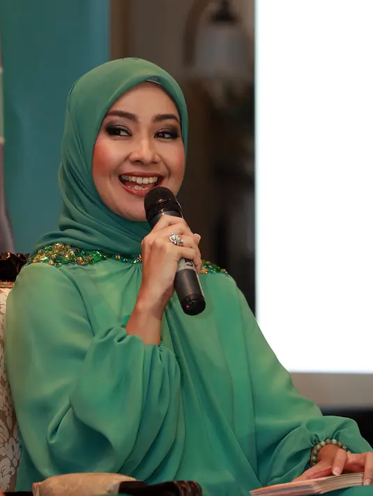 Dalam urusan masak, Alya Rohali juga mengakui keunggulan putrinya, Anjani. Selain masak, anaknya juga piawai dalam membuat kue. Alya mengaku bahwa anaknya itu memiliki bakat masak seperti neneknya. (Deki Prayoga/Bintang.com)