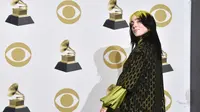 Billie Eilish berpose dengan piala penghargaan Grammy Awards 2020 di Staples Center, Los Angeles, Amerika Serikat, Minggu (26/1/2020). Eilish adalah penyanyi termuda pertama setelah Lorde yang membawa pulang piala Grammy Awards. (Alberto E. Rodriguez/Getty Images for The Recording Academy/AFP)