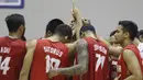 Timnas basket Indonesia merayakan kemenangan atas India pada final Invitation Tournament Asian Games 2018 di GBK Hall Basket, Jakarta. Indonesia menang 78-68. (Bola.com/Peksi Cahyo)