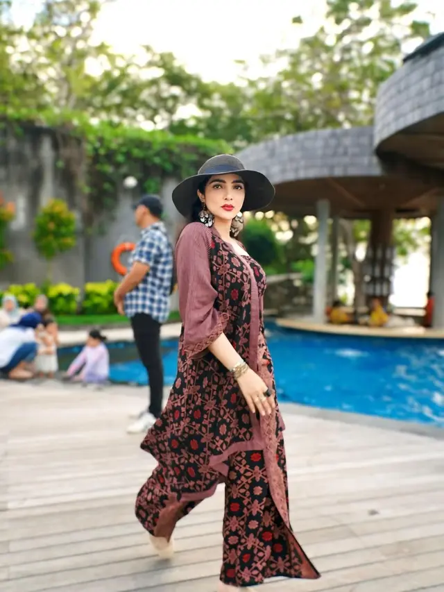 Gaya Turis Modis dari Ashanty Saat Liburan ke Bali, Pakai Wastra Modern dari Brand Lokal Kesayangannya