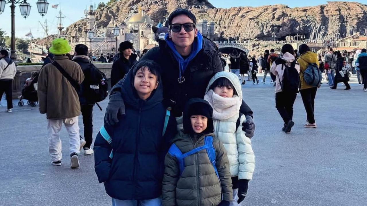 Momen Liburan Natasha Rizky dan Desta ke Jepang Ajak Anak-Anak, Netizen Soroti Kekompakannya
