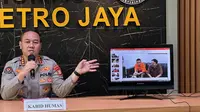 Kabid Humas Polda Metro Jaya Kombes Trunoyudo menjelaskan alur dari video Mario Dandy Satriyo yang mengenakan kabel ties sendiri saat proses pelimpahan Tahap II ke Kejaksaan Negeri Jakarta Selatan, Minggu (28/5/ 2023). (Liputan6.com/ Nanda Perdana Putra)