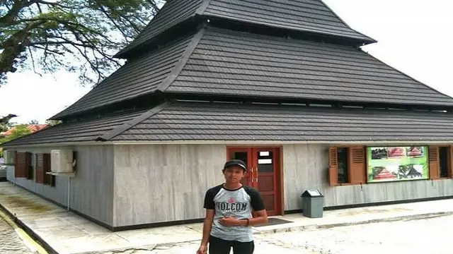 Masjid Tua Sidrap yang memiliki tiang penyangga dari batang pohon cabai telah direnovasi (Liputan6.com/ Eka Hakim)