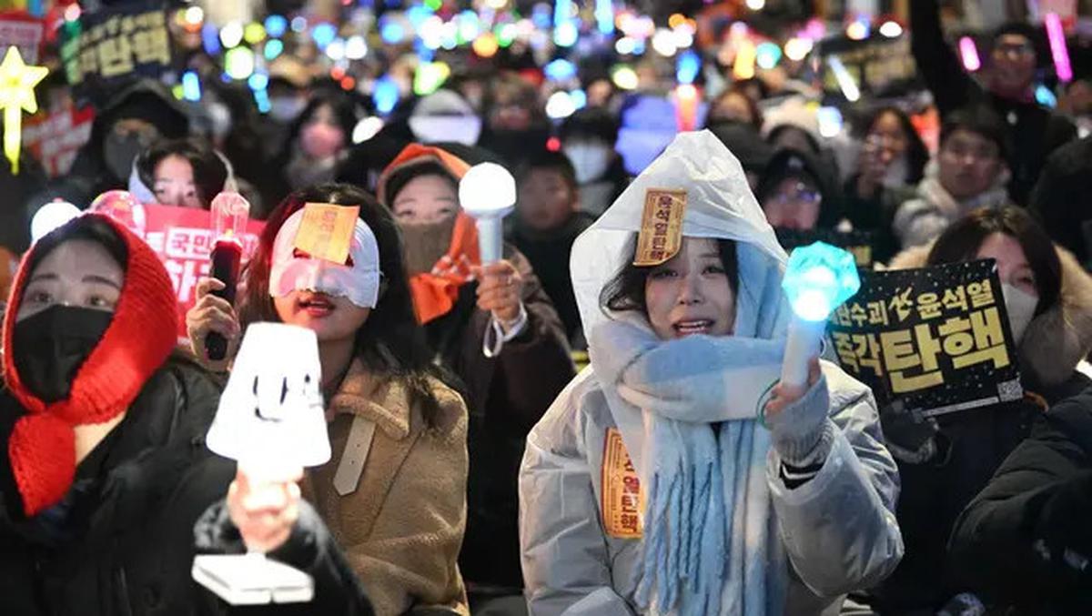 Cahaya Light Stick K-Pop Warnai Desakan Pemakzulan Presiden Yoon Suk Yeol