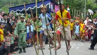 Egrang, permainan tradisional yang melatih ketangkasan. (Foto: Liputan6.com/Muhamad Ridlo)
