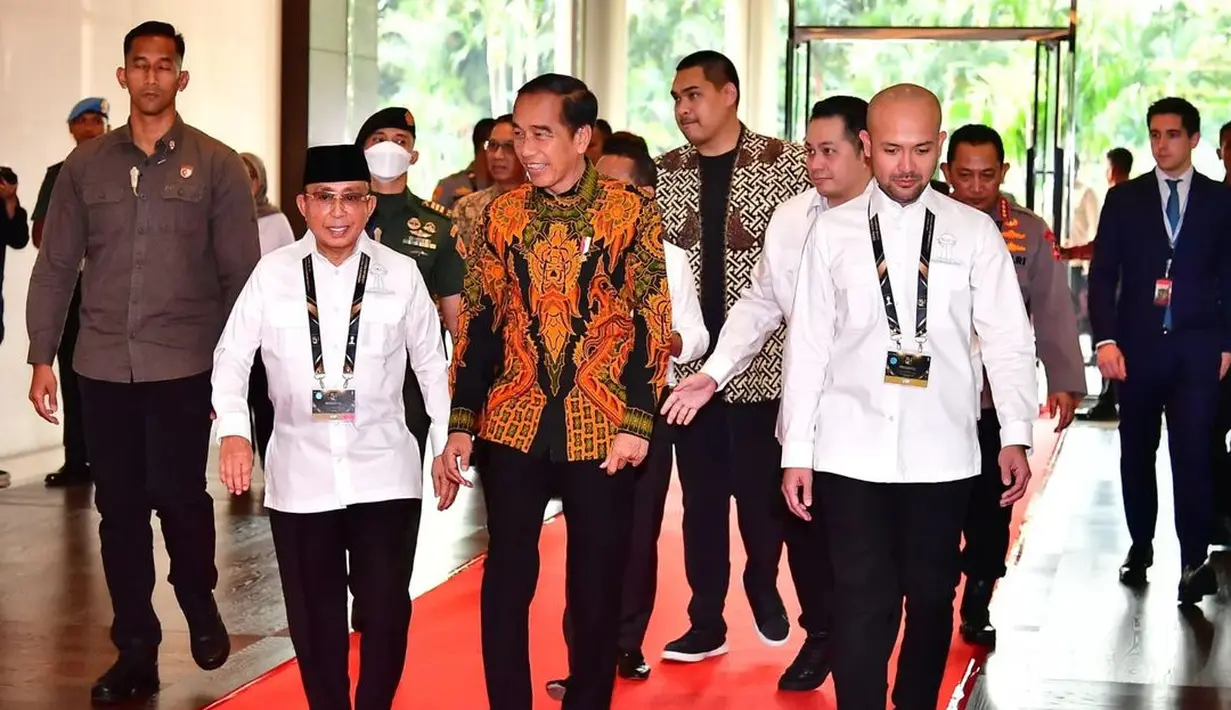 Batik elegan pilihan Presiden Jokowi yang bisa jadi inspirasi tampil di acara formal. [Foto: Instagram/jokowi]