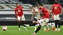 Gelandang Manchester United, Bruno Fernandes, melakukan tendangan penalti ke gawang Tottenham Hotspor pada laga lanjutan Premier League 2019/20 di Tottenham Hotspur Stadium, Sabtu (20/6/2020) dini hari WIB. Manchester United bermain imbang 1-1 atas Tottenham. (AFP/Glyn Kirk/pool)