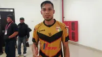 Saepulloh Maulana, bek Mitra Kukar saat ditemui Bola.com di ruang ganti Stadion GBLA, Bandung, Sabtu (18/6/2016). (Bola.com/Permana Kusumadijaya)