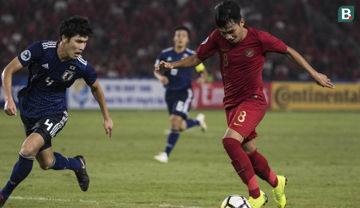 Gelandang Timnas Indonesia, Witan Sulaeman, berusaha melewati bek Jepang, Yukinari Sugawara, pada laga AFC U-19 Championship di SUGBK, Jakarta, Minggu (25/10). (Bola.com/Vitalis Yogi Trisna)