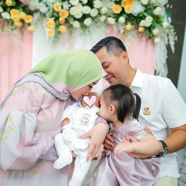 6 Momen Akikah Anak Kedua Zaskia Gotik, Wajah dan Nama Diungkap
