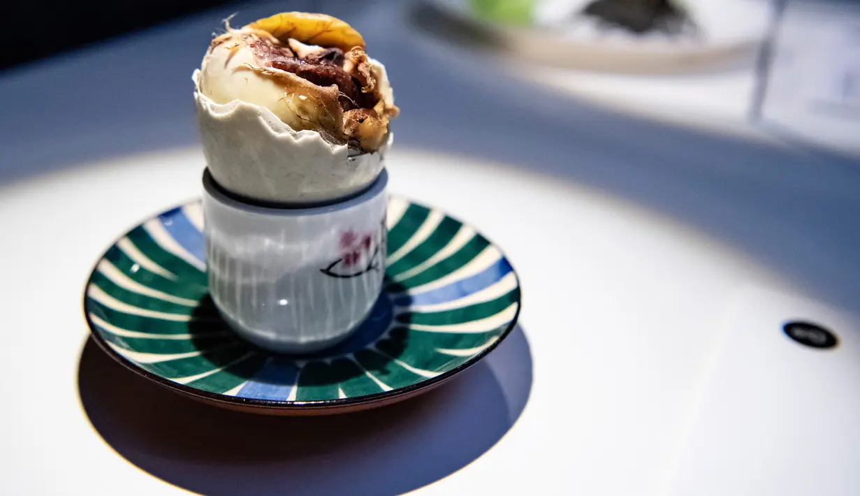 Balut, telur rebus berisi embrio bebek ditampilkan dalam Disgusting Food Museum di Malmo, Swedia, 4 November 2018. Pengunjung bisa mencium, menyentuh, dan mencicipi makanan di seluruh dunia yang dianggap menjijikkan. (Johan NILSSON/TT NEWS AGENCY/AFP)