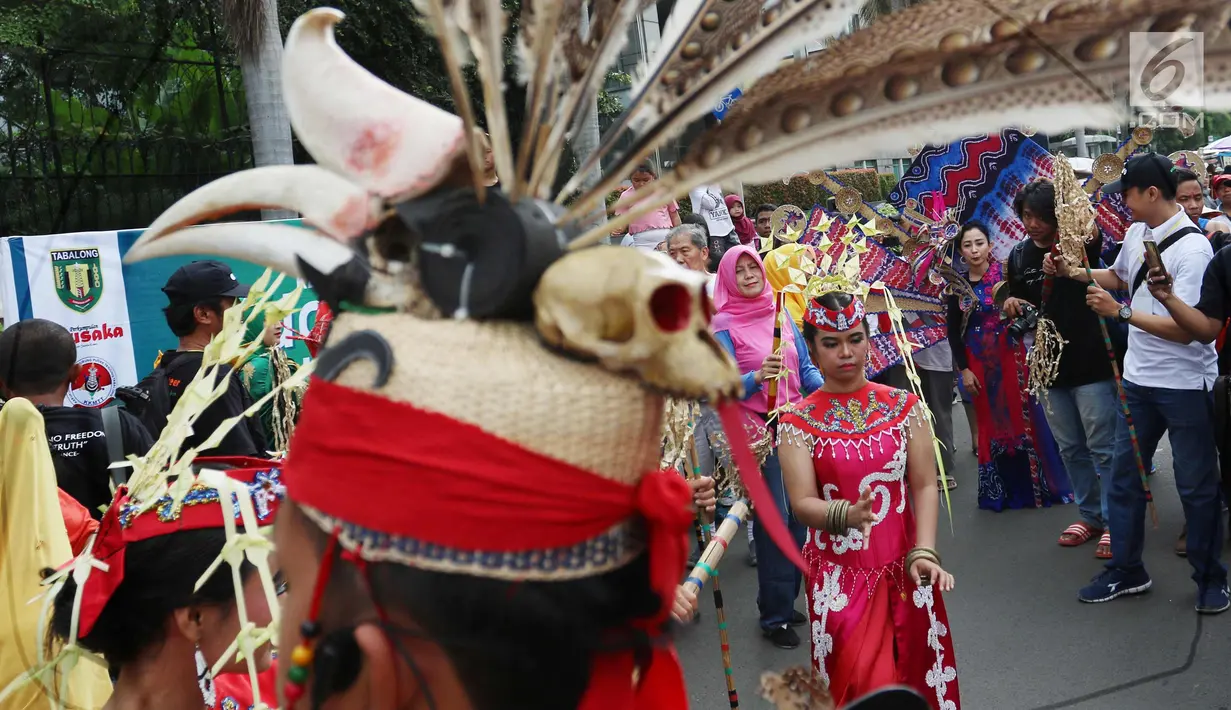 Sejumlah penari mambawakan tarian adat Tabalong saat CDF di Jakarta, Minggu (28/1). Tarian tersebut dilakukan dalam rangka festiival etnik Tabalong agar masyarakat mengenal tarian yang berasal dari  Kalimantan Selatan tersebut. (Liputan6.com/Angga Yuniar)