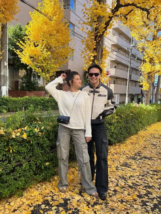 Keduanya tampil stylish dengan gaya masing-masing. Jefri Nichol memakai jaket yang dipadukan dengan celana cargo. Sedangkan Maria terlihat memadukan sweater dan celana cargo.