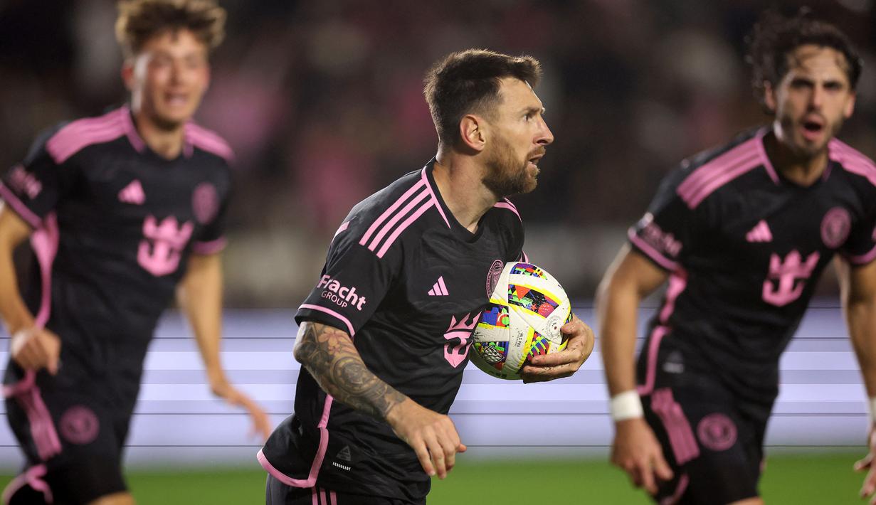 Pemain Inter Miami, Lionel Messi (tengah) berlari usai mencetak gol pada babak kedua pertandingan melawan Los Angeles Galaxy di Dignity Health Sports Park pada 25 Februari 2024 di Carson, California. (Sean M. Haffey /Getty Images North America/Getty Images via AFP)