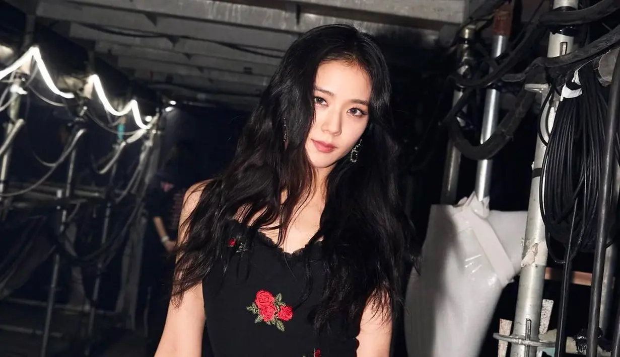 Aura idol luar biasa terpancar dari Jisoo BLACKPINK di foto ini. Ia mengenakan little black dress dengan motif bunga mawar merah dan pink yang menawan saat dikenakannya. [Foto: Instagram/sooyaaa__]