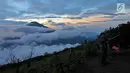 Pendaki berswafoto dengan latar belakang pemandangan Gunung Sumbing saat senja di Wonosobo, Jawa Tengah (3/4). Gunung Sumbing dapat didaki melewati beberapa jalur, antara lain, jalur Garung, Sipetung, Bowongso, dan Kaliangkrik. (merdeka.com/Iqbal S. Nugroho)