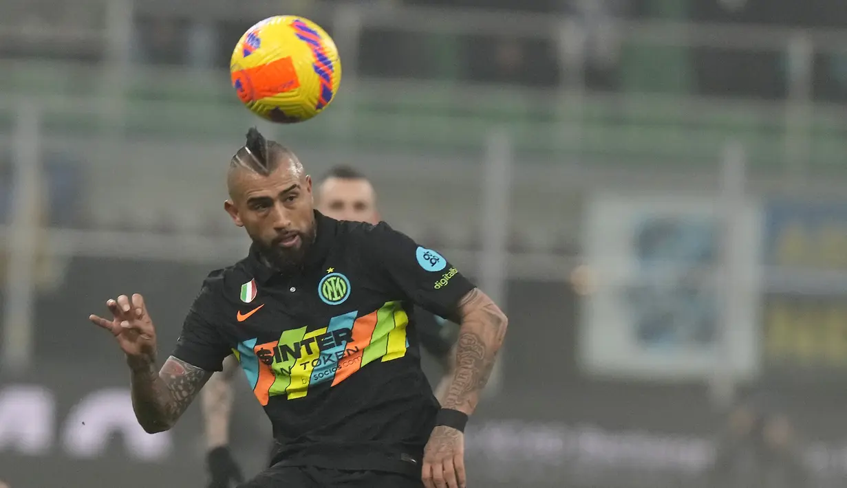 Gelandang Inter Milan, Arturo Vidal menyundul bola saat bertanding melawan Torino pada pertandingan lanjutan Liga Serie A Italia di Stadion San Siro, di Milan, Italia, Kamis (23/12/2021). Hasil ini membuat Inter tetap berada di puncak klasemen dengan koleksi 44 poin. (AP Photo/Luca Bruno)