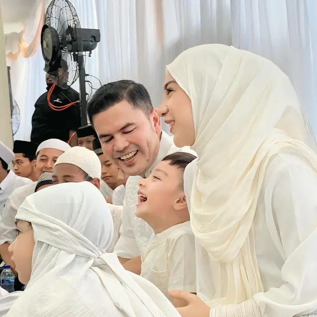 6 Potret Kedekatan Haldy Sabri dan Anak Irish Bella di Momen Tasyakuran Rumah Baru