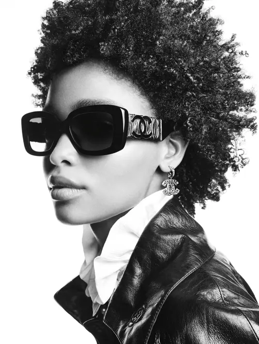 Mencari model kacamata hitam atau optik terbaru? CHANEL glasses menawarkan model yang memberi penegasan identitas simbolis sekaligus pesonanya dalam 6 gaya. 
(Foto: CHANEL)