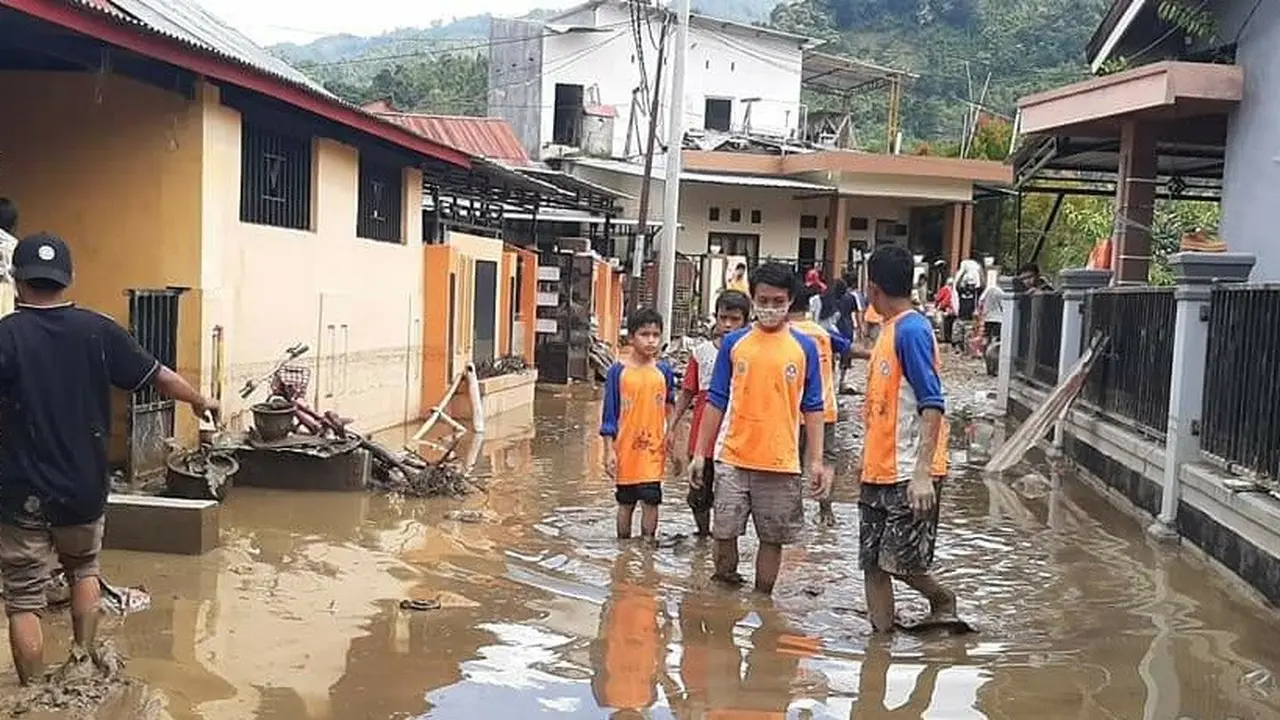 Warga dan tim  SAR di Kolaka Utara, membersihkan lumpur di perumahan usai banjir Bandang, Kamis (17/12/2020) malam.(Foto Warga Kolaka Utara)