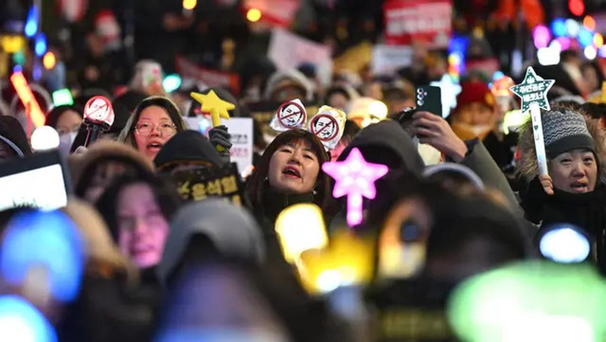 Cahaya Light Stick K-Pop Warnai Desakan Pemakzulan Presiden Yoon Suk Yeol