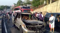 Kondisi mobil yang hangus terbakar di Jalan Teuku Umar, Candisari, Kota Semarang, atau tepatnya sebelum flyover Jatingaleh, Jumat (21/9). (Tunggul Kumoro/JawaPos.com)